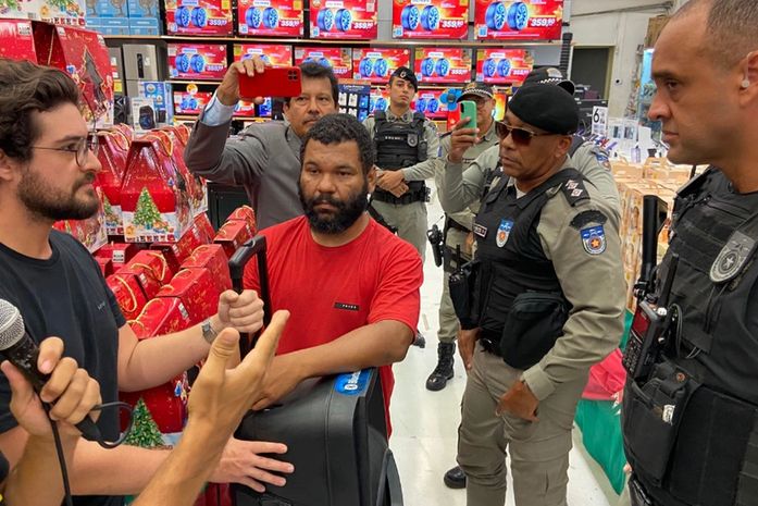 Movimento social cobra combate à fome durante ato em supermercado da Serraria e PM é acionada