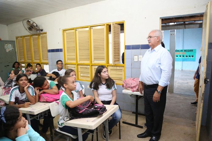 Teófilo realiza visita a Escola Guimarães Passos na Vila Fernandes