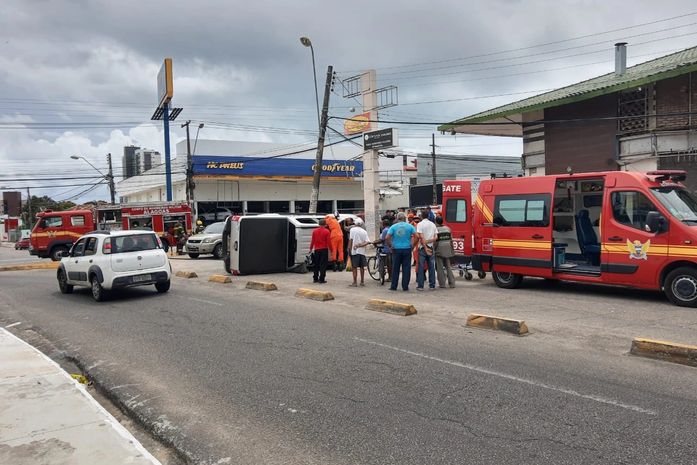 Condutor perde o controle e carro capota na Avenida Tomás Espíndola em Maceió