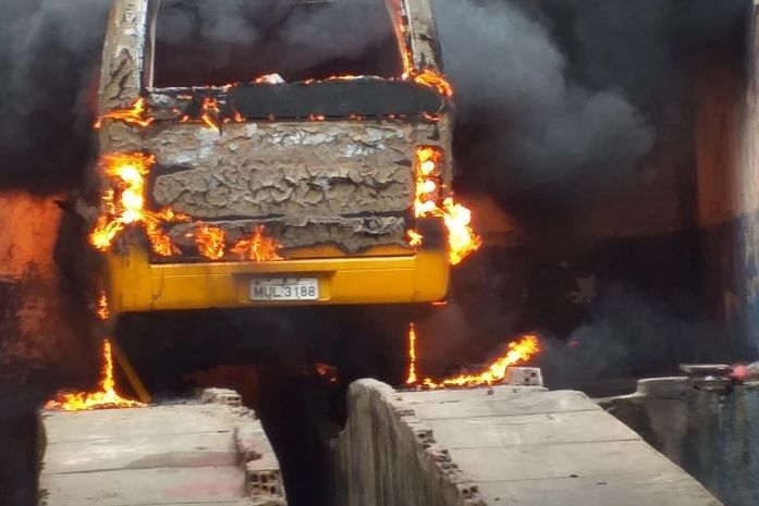Õnibus escolar foi incendiado na manhã desta quarta-feira (22) na cidade de São José da Laje, Zona da Mata alagoana.