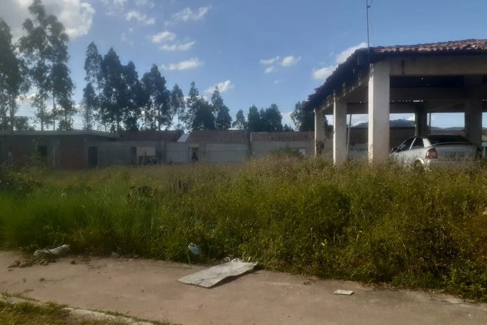 Conjunto residencial é a imagem do descaso e do desperdício do dinheiro público em Palmeira