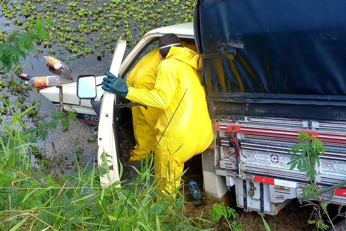 Bombeiros retiram corpo de veículo submerso no interior de AL; vítima já estava em estado de rigidez cadavérica