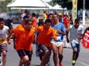 Crianças participam de competição esportiva que inclui corrida e provas de atletismo