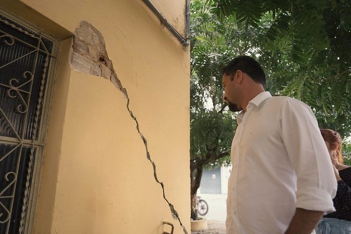 Senador Rodrigo Cunha em durante visita ao bairro do Pinheiro