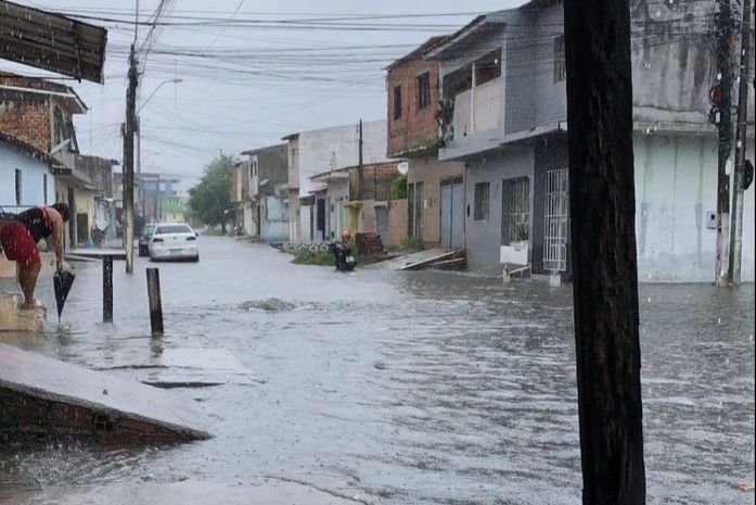 Temporal causa alagamento em Maceió e previsão é de mais chuvas para hoje; veja imagens
