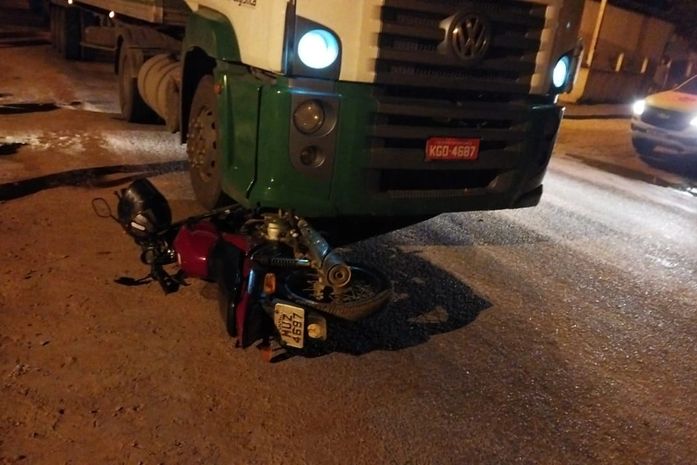 Motociclista fica ferido após invadir rodovia e colidir em caminhão