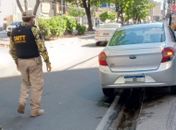 Sem CNH e com IPVA atrasado, condutor é flagrado com sirene e luzes de emergência na Ponta Verde 
