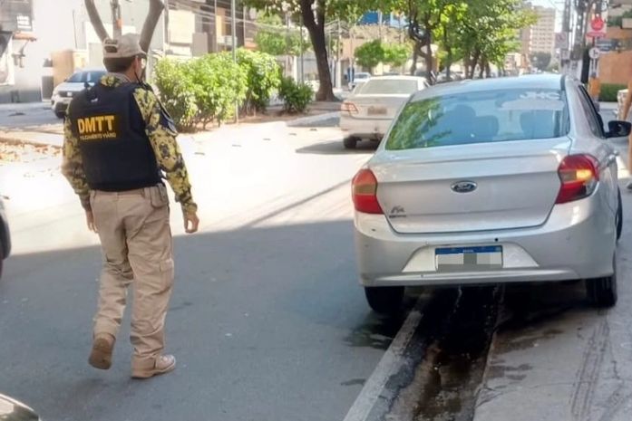 Sem CNH e com IPVA atrasado, condutor é flagrado com sirene e luzes de emergência na Ponta Verde