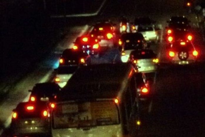 Colisão entre moto e ônibus deixa homem ferido e trânsito lento na Fernandes Lima