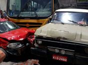 Acidente entre micro-ônibus, motocicleta e carros deixa uma pessoa ferida
