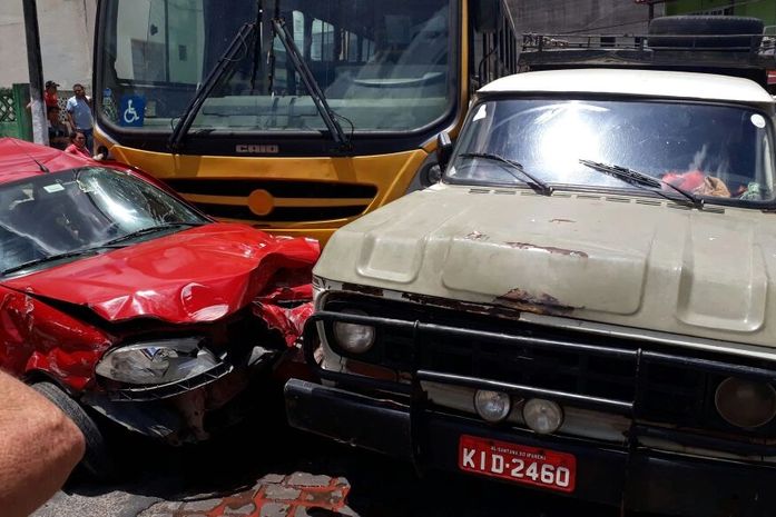 Acidente entre micro-ônibus, motocicleta e carros deixa uma pessoa ferida