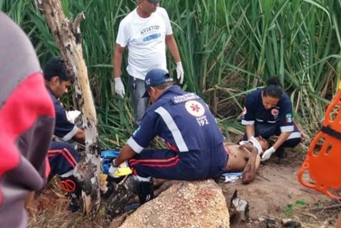 Condutor de moto cai em ribanceira após sobrar em curva na AL 105