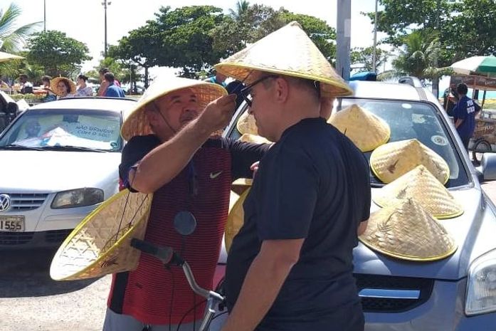 Aposentado, senhor Fred aproveitou o calor de Maceió para vender chapeis e fazer uma renda extra no carnaval.