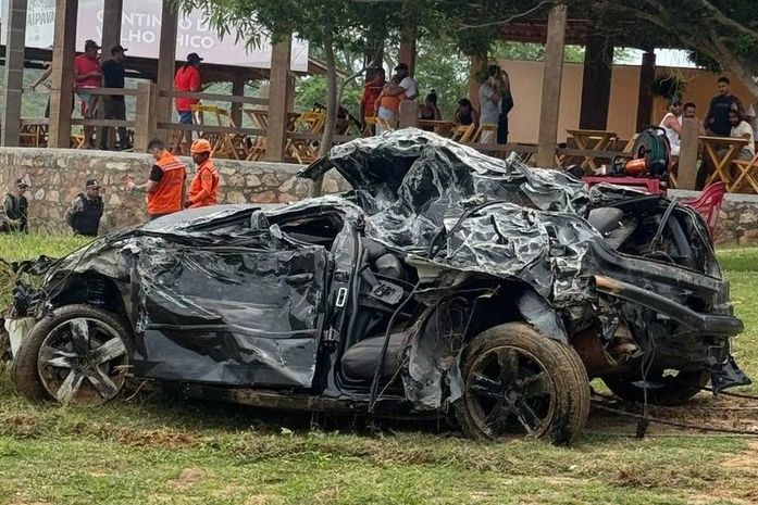 Corpo de mulher é encontrado dentro de veículo levado pela enxurrada após queda de ponte no Sertão