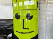 Projeto de incentivo à leitura precisa da doação de carcaças de geladeira para ampliar o acesso gratuito a livros


