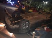 Motorista perde o controle e carro capota na Praça Centenário