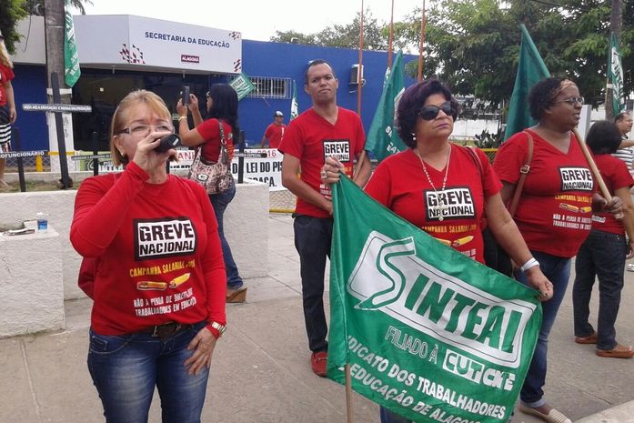 Membros do Sinteal realizam manifestação