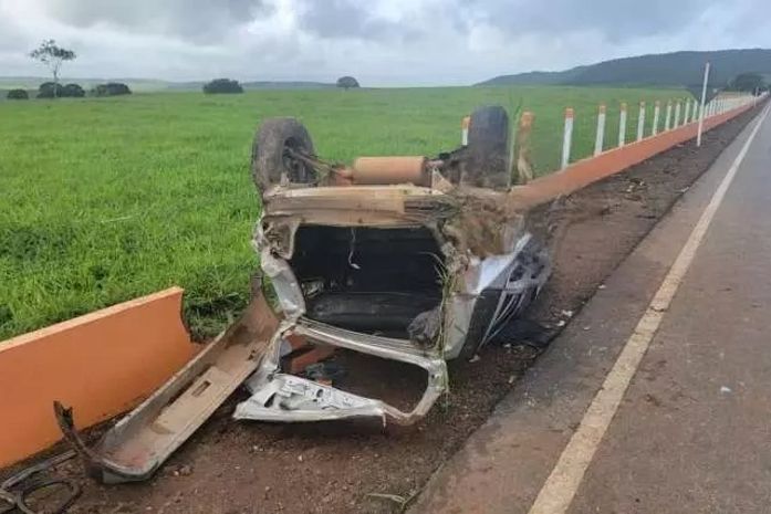 Pai de vereador fica ferido após carro capotar na AL-485, em Feira Grande