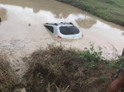 Veículo caiu em açude após motorista perder controle da direção na BR-316.