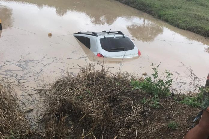 Veículo caiu em açude após motorista perder controle da direção na BR-316.