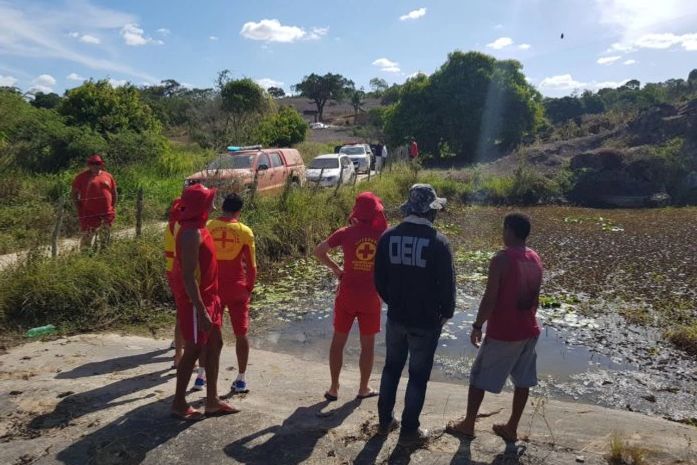 Equipes da polícia e bombeiros vasculharam toda a barragem