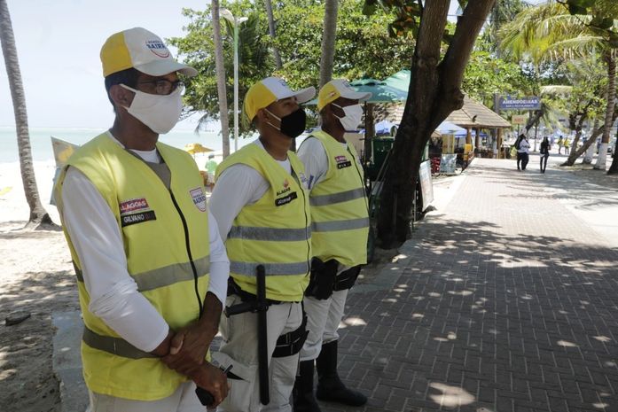 Agentes do Programa Ronda no bairro