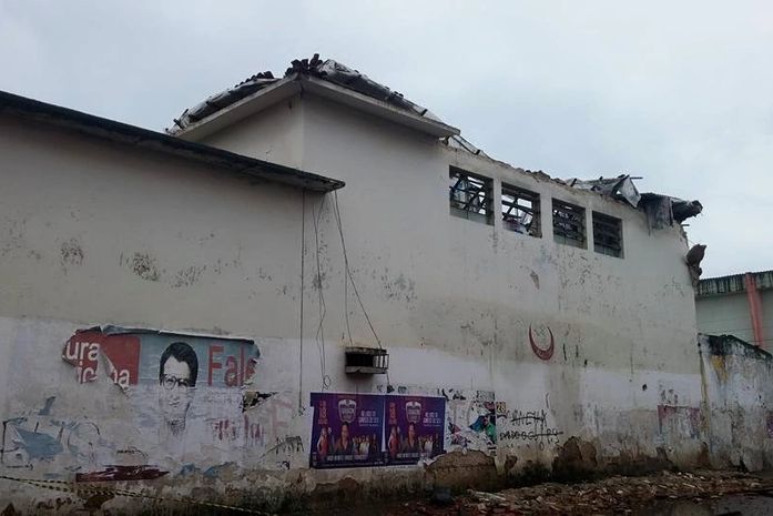 Parte da antiga sede da Secretaria de Educação desaba