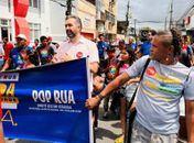 Basile participa da Marcha da Paz ao lado de moradores em situação de rua no Centro de Maceió