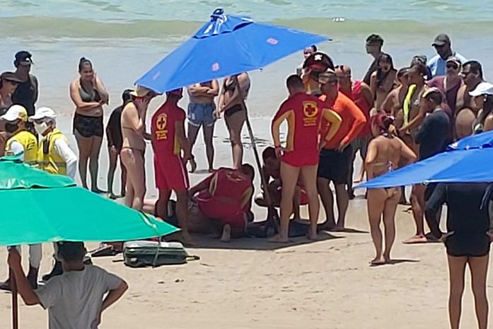 Turista passa mal durante mergulho e é resgatado por populares na orla da Ponta Verde