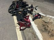 Mulher morre após colisão de motocicleta com caminhão, na AL-220
