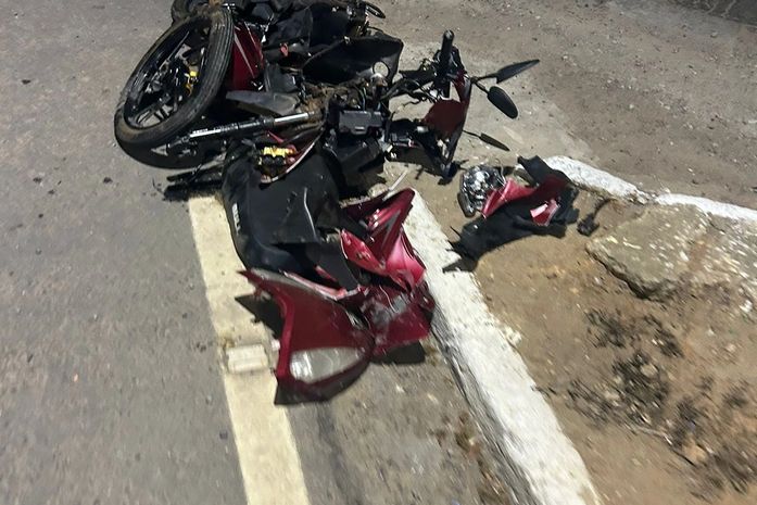 Mulher morre após colisão de motocicleta com caminhão, na AL-220