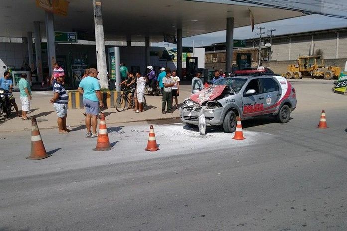 Viatura colide contra carreta de transporte de combustível e dois militares ficam feridos