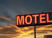 Trio armado invade e rouba motel em Maceió