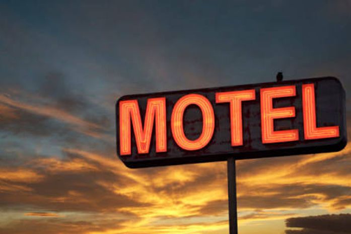 Trio armado invade e rouba motel em Maceió