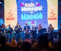 Baile Municipal resgata tradição e anima foliões na Praça Dois Leões