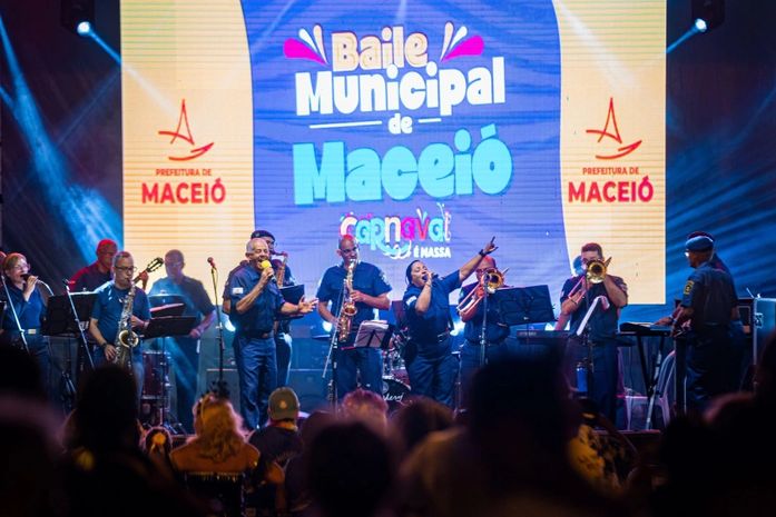 Baile Municipal resgata tradição e anima foliões na Praça Dois Leões