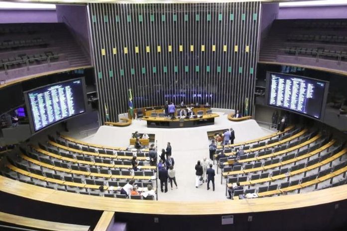 Arthur Lira lidera aprovação de urgência para projeto que amplia faixa de isenção do IR