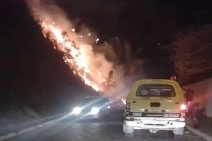 Vídeo: incêndio de grandes proporções em vegetação no Jacintinho é combatido pelos Bombeiros