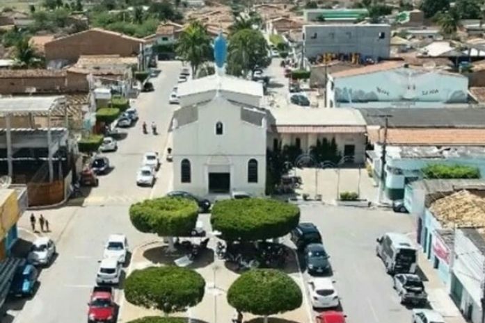 Estudante solta bomba em banheiro de escola e polícia é acionada