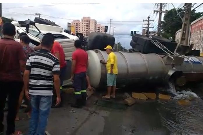 Caminhão pipa tomba na Gustavo Paiva