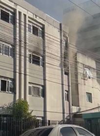 Incêndio atinge edifício residencial na Ponta Verde, em Maceió; veja vídeos