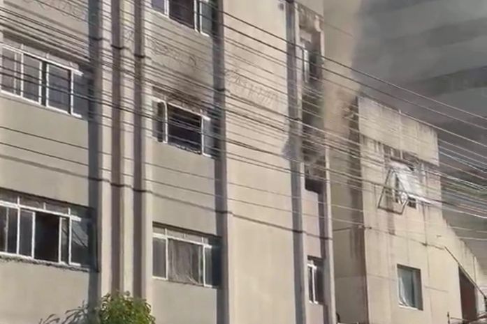 Incêndio atinge edifício residencial na Ponta Verde, em Maceió; veja vídeos