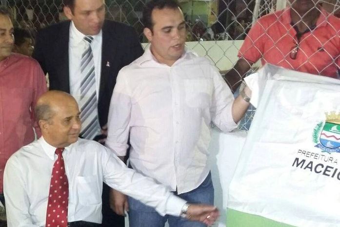 Vereador se invoca com divulgação de obra inaugurada