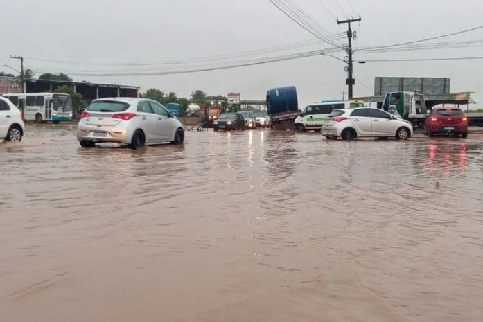 Chuvas voltam a cair com intensidade em Arapiraca e parte da AL-220 no Canaã volta a ficar alagada