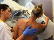 Mulheres devem esperar 4 semanas após vacina da covid para fazer mamografia de rotina