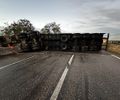 Tombamento de carreta deixa cinco feridos e bloqueia rodovia BR-101 no sentido Maceió