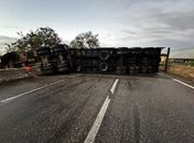 Tombamento de carreta deixa cinco feridos e bloqueia rodovia BR-101 no sentido Maceió