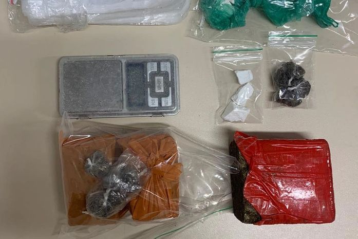 Presa em flagrante mulher que fazia entrega de droga em praça de Maceió