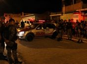 Crime, ocorrido no São Jorge, atraiu dezenas de curiosos; Polícias estão no local