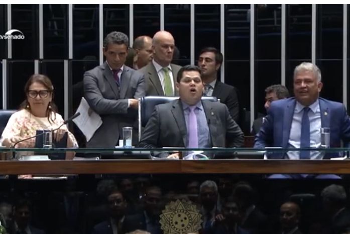 Após impasse de parlamentares, Senado adia eleição da presidência para este sábado